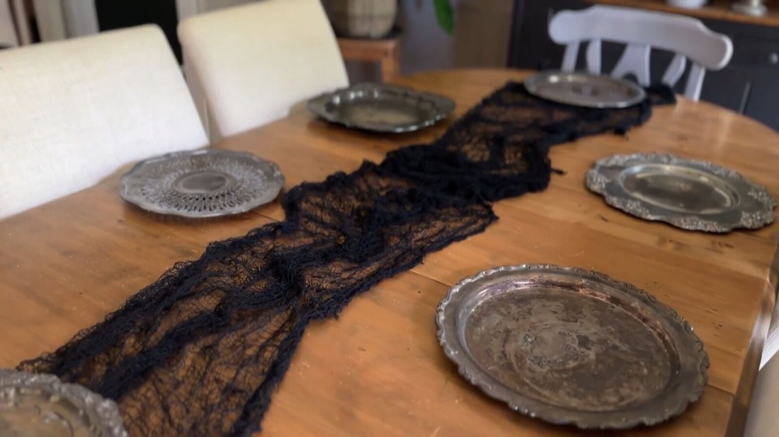 How to Set a Spooky Halloween Table on a Budget